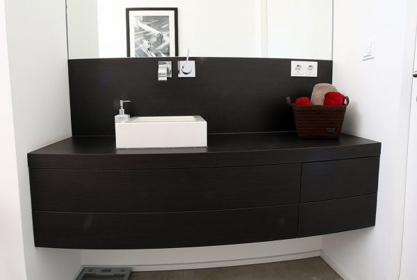 Waschtischunterschrank aus HPl-Schichtstoff im Dekor Mooreiche