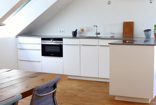 Küchenzeile in L-Form, Fronten aus kratzfestem HPL-Schichtstoff