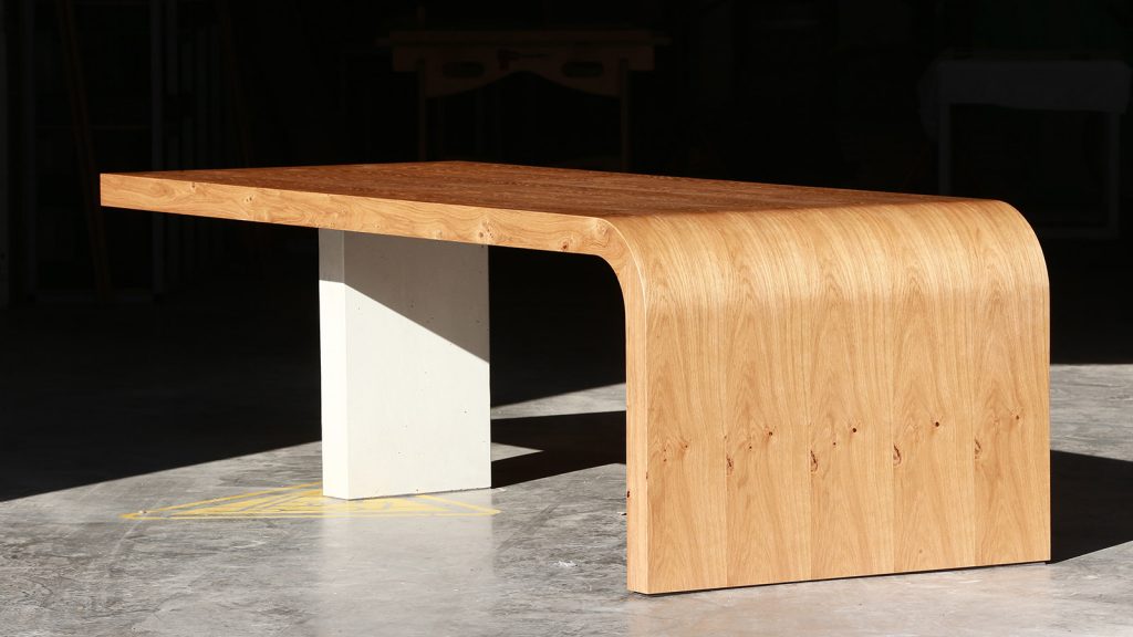 „Radius 200“ Eichentisch in L-Form